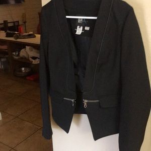 Blazer with zipper design which can be converted
